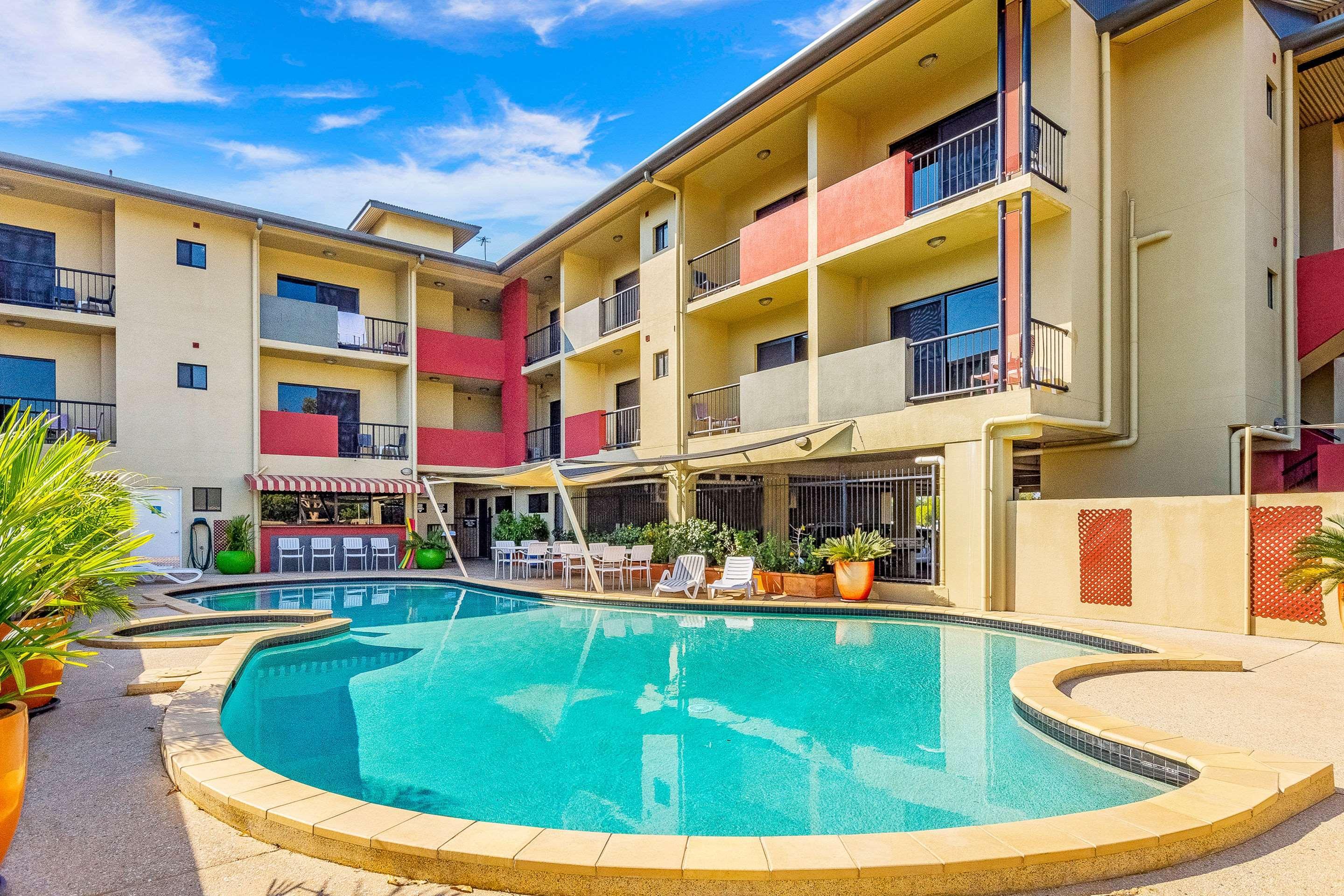 Quality Hotel Darwin Airport Exterior foto The pool at the Village, 2015
