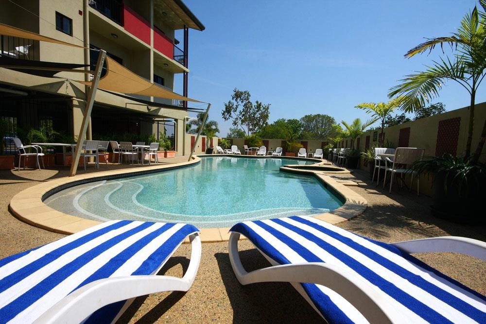 Quality Hotel Darwin Airport Exterior foto The pool at the Mantra on the Lake