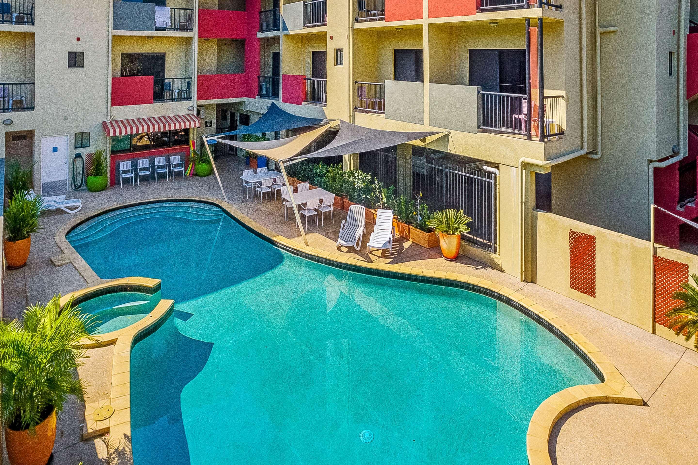 Quality Hotel Darwin Airport Exterior foto The pool at the Mantra on Lake