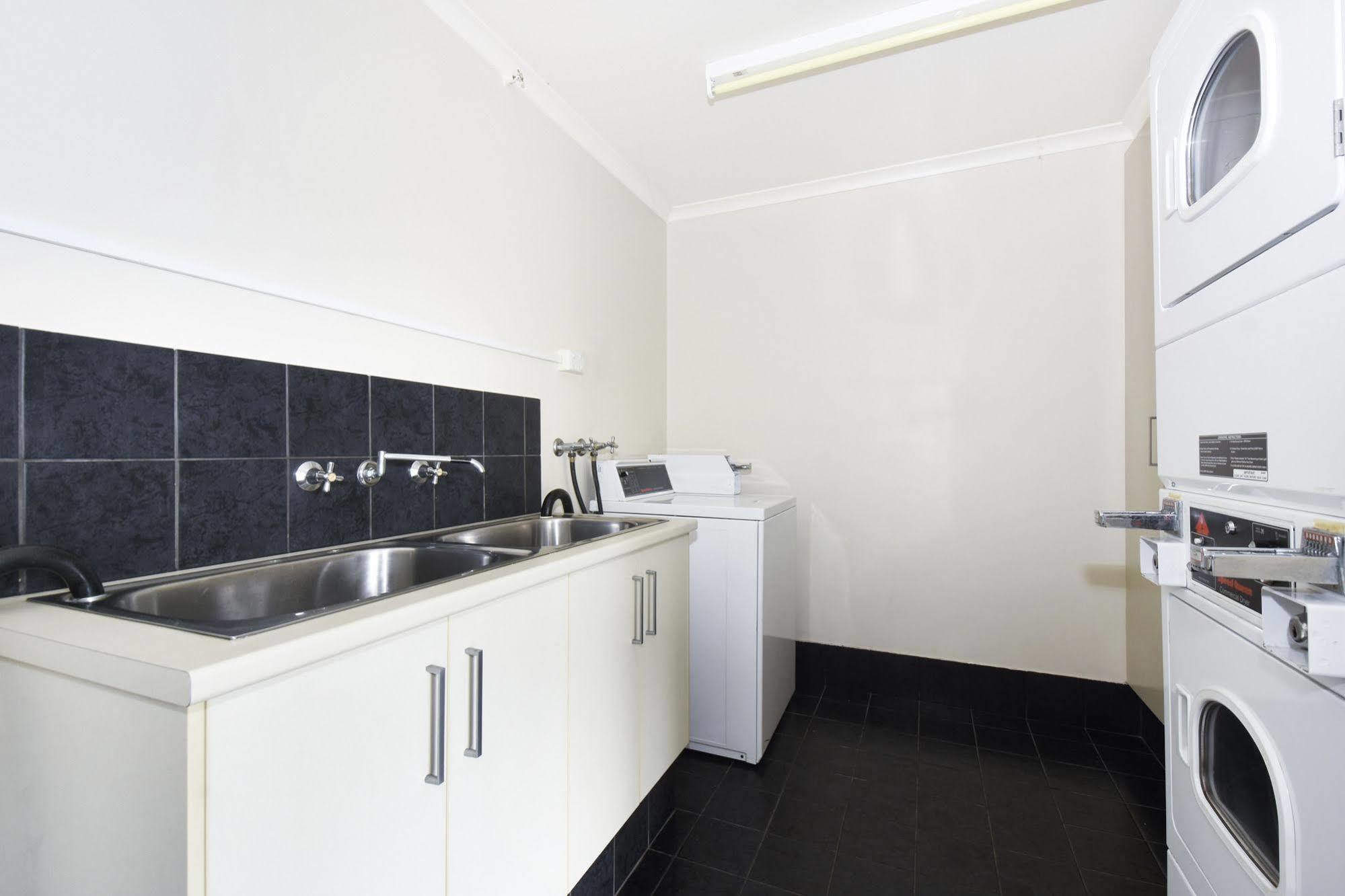 Quality Hotel Darwin Airport Exterior foto A laundry room
